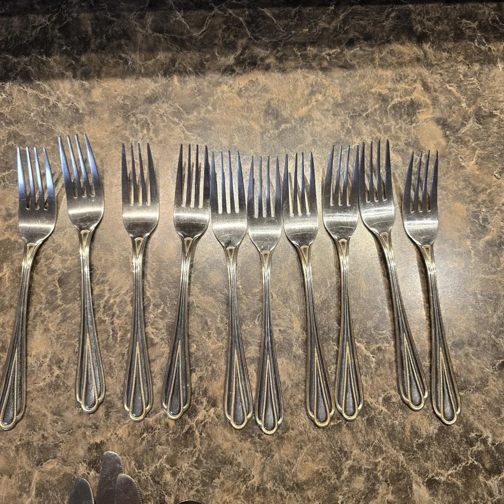 Hampton Silversmiths HSV209 Gold Accent‎ Stainless Flatware 17 Pieces